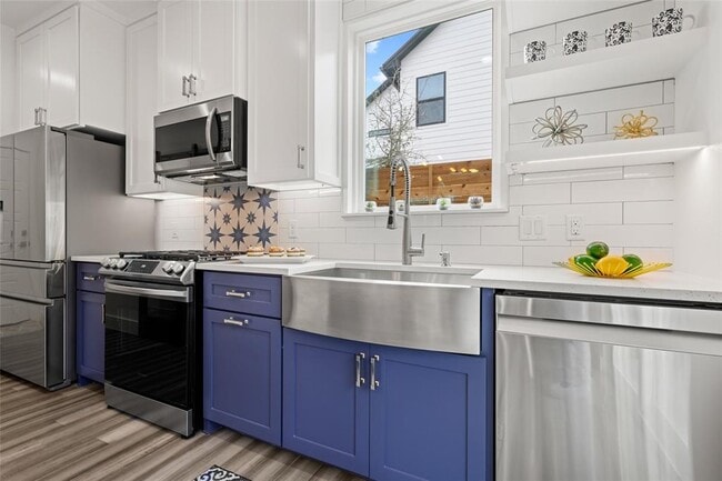 Building Photo - 2102 E 2nd St