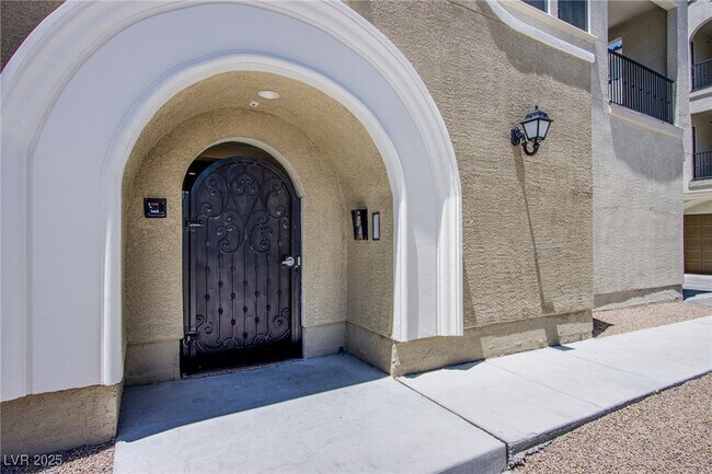 Building Photo - 2555 Hampton Rd