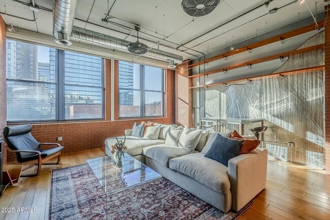 Primary Photo - 21 E 6th St