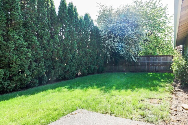 Building Photo - Three Bedroom Ranch with Large Yard!