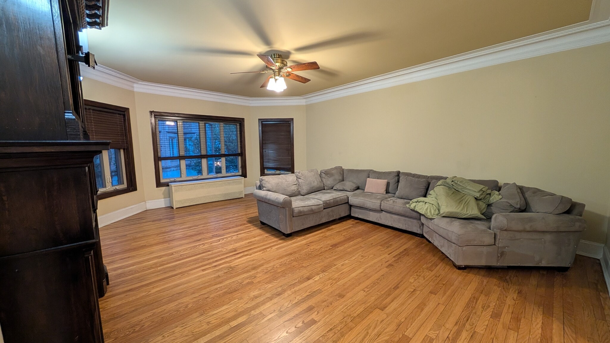 Spacious Living Room - 4219 N Paulina St