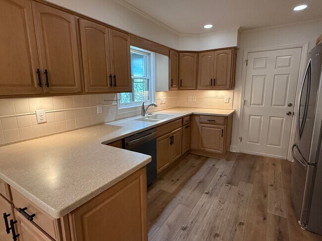 Building Photo - 3/3 Totally Renovated House on Sylvan Driv...