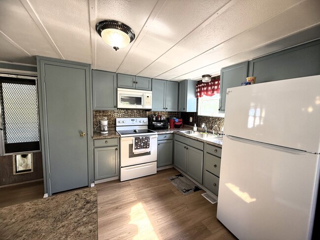 Building Photo - BEAUTIFULLY REMODELED 3 BED 1.5 BATH ON DO...