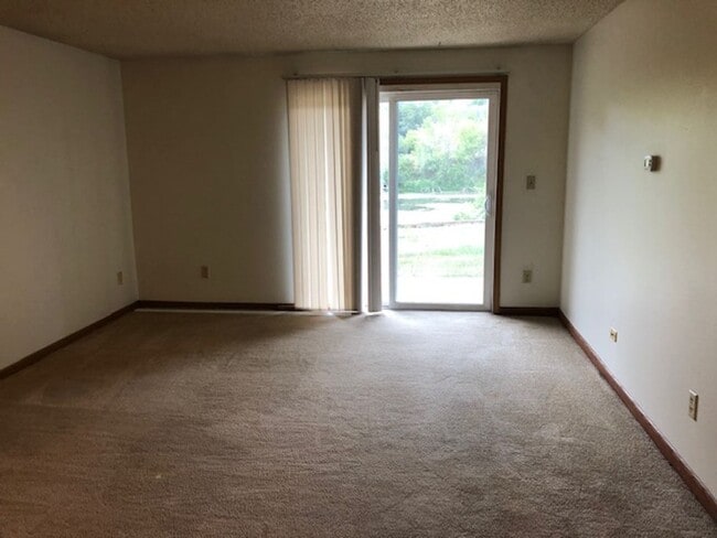 Building Photo - 1 Bedroom Apartment in Iowa City