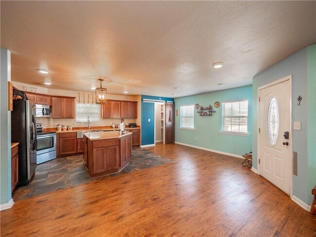 Building Photo - 691 Tamarack Dr