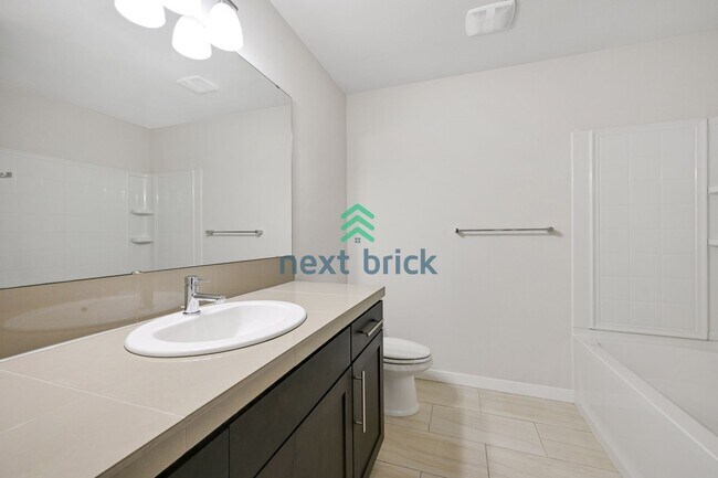 Building Photo - 2 BED & 2.5 BATH TOWNHOUSE FOR RENT