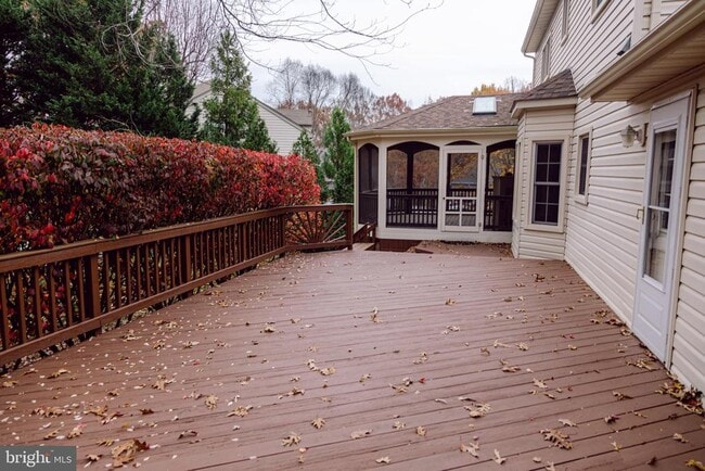 Building Photo - 15292 Surrey House Way