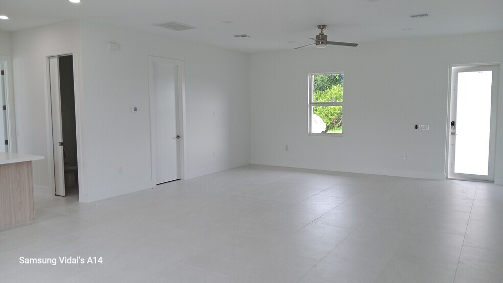 Building Photo - 161 Antilla Dr