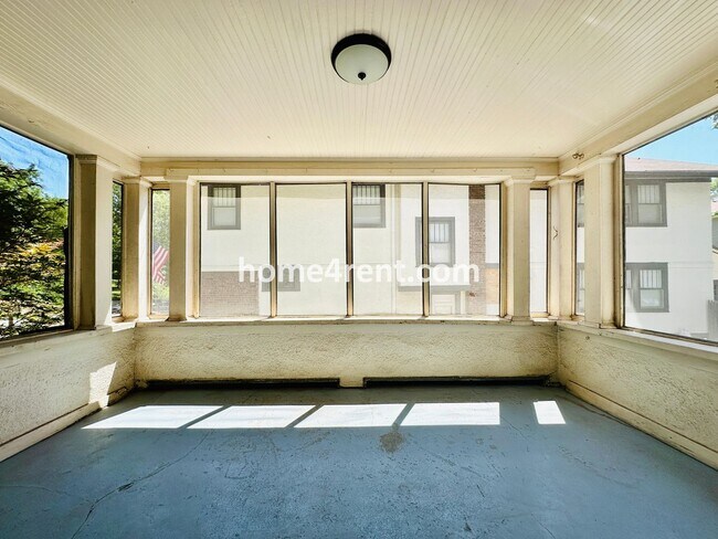 Building Photo - First Level Condo, Just Off the Plaza with Hardwood Floors and Lawn Care Provided!