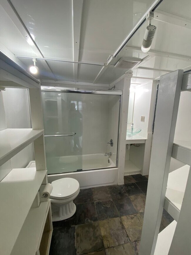 Building Photo - Spacious 3 Bedroom Home w/ 3 Full Baths