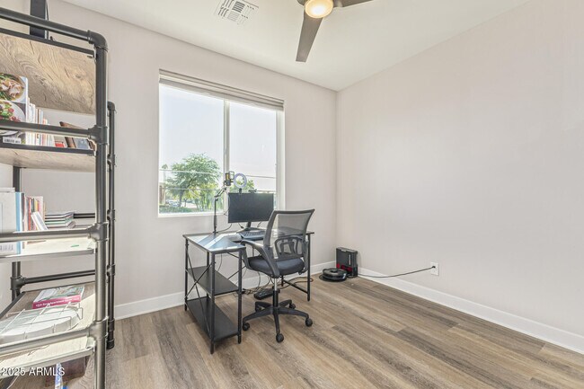 Building Photo - 2315 E Pinchot Ave