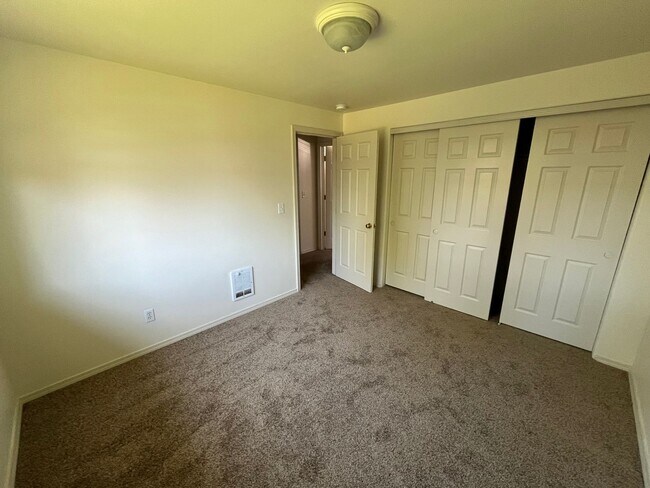 Building Photo - Conveniently Located 2 Bed/1.5 Bath Townho...