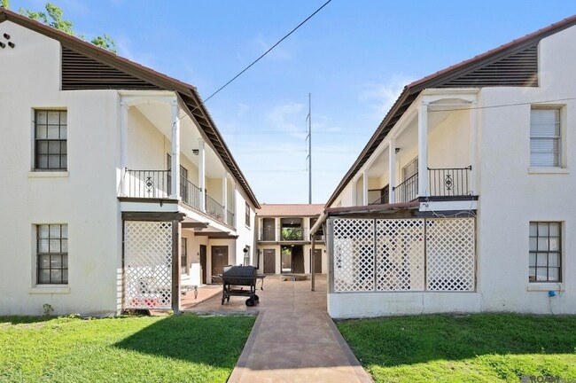 Primary Photo - 2963 Greenwood Dr
