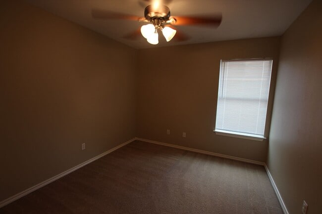 Building Photo - Available! Beautiful 3 bedroom 2 bathroom ...