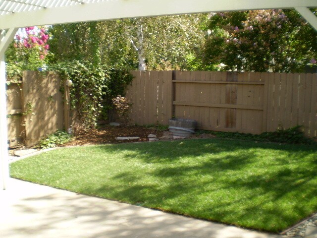 Building Photo - Well Maintained Single Level 4 Bedroom, Fo...