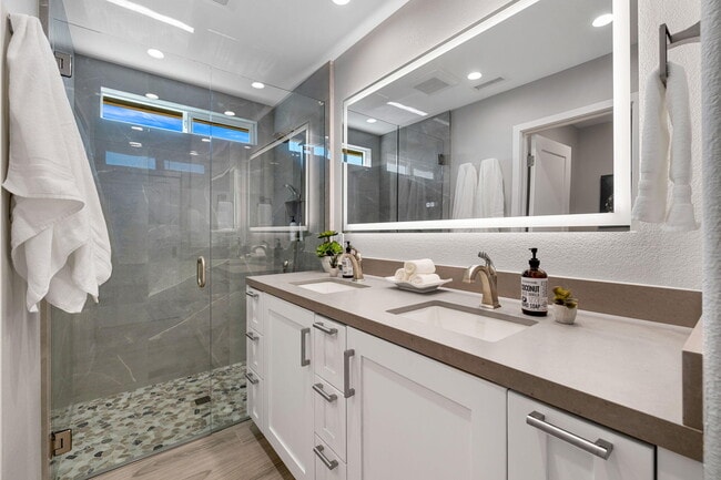 Building Photo - 49771 Lincoln Dr