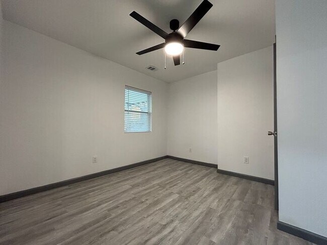 Building Photo - Oakland City 3 Bed/2 Bath, Beautifully Remodeled with Lovely Chefs Kitchen!