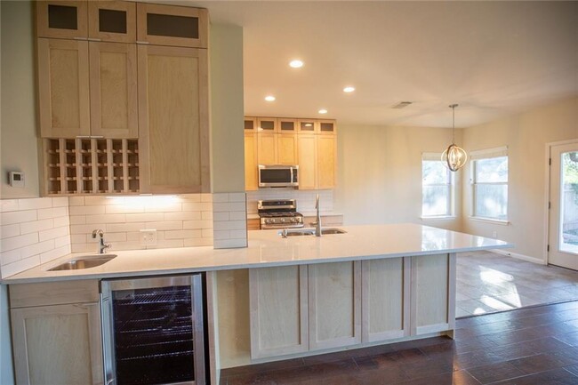 Building Photo - 14825 Fernhill Dr