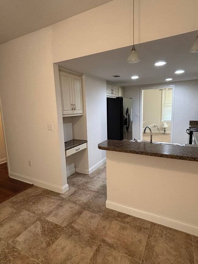 Building Photo - 3 bdrm 2.5 bath in downtown area