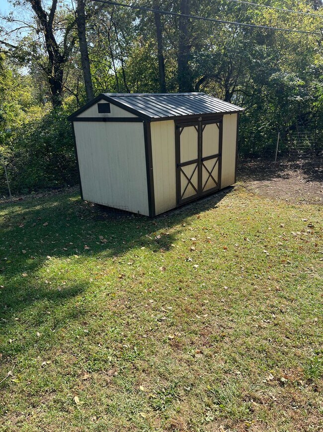 Building Photo - Don't miss out on this cozy home!