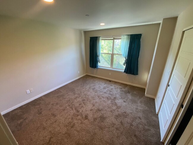 Building Photo - Two Bedroom Townhome Minutes from Downtown