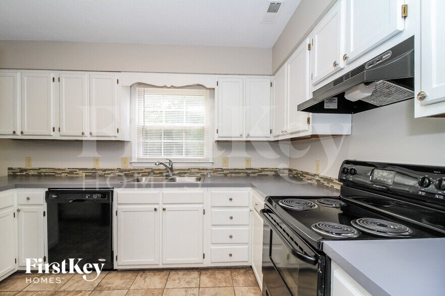 Building Photo - 7052 Avenbury Cir