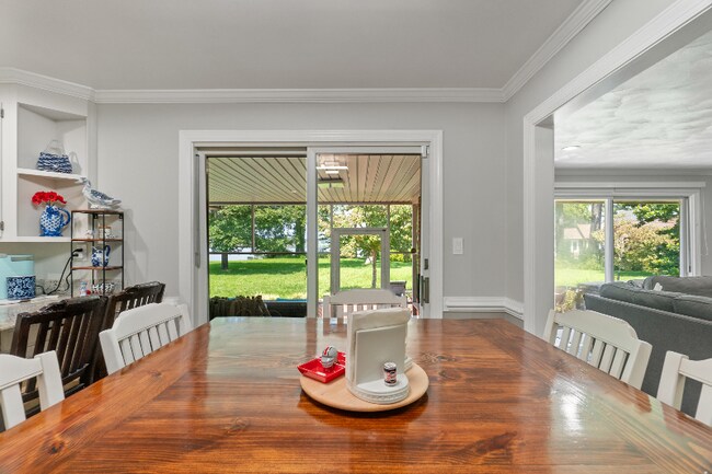 Building Photo - 4241 Rivercliff Crescent W