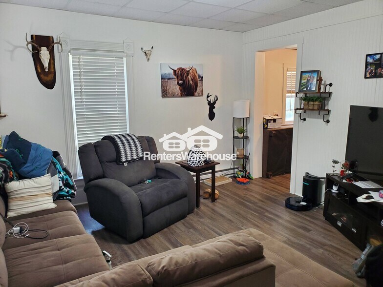 Building Photo - 109 4th Ave SE