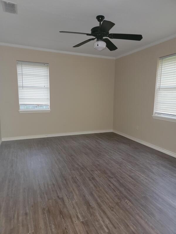 Building Photo - 10556 Rolling Pines Dr