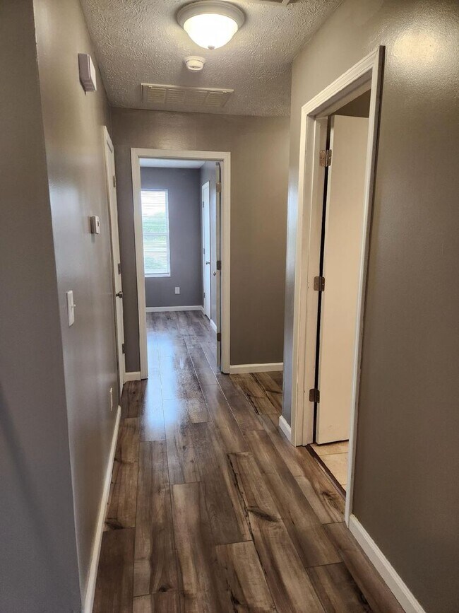 Building Photo - 717/719 McLean Court