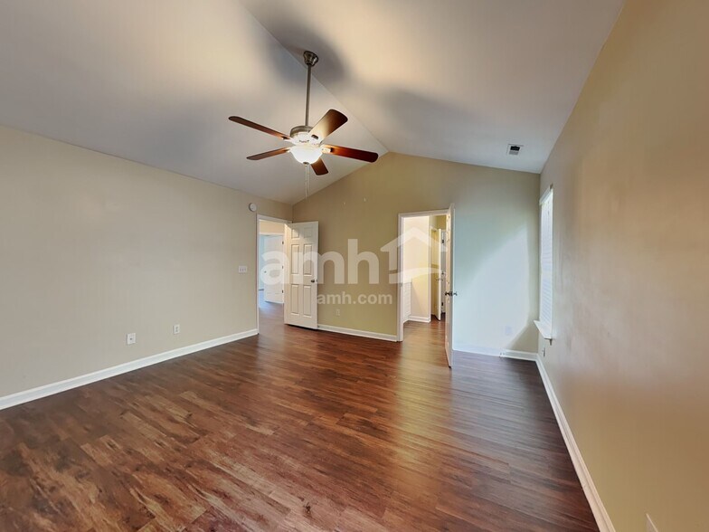 Building Photo - 612 Hanska Way