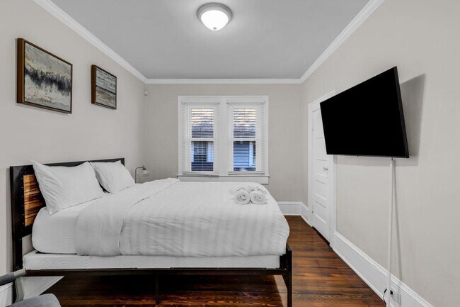 Building Photo - 820 Parkwood Ave