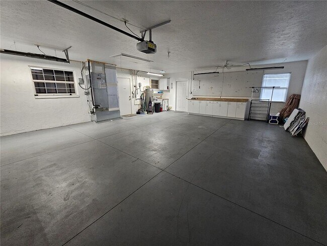 Building Photo - 2130 Pinehurst St