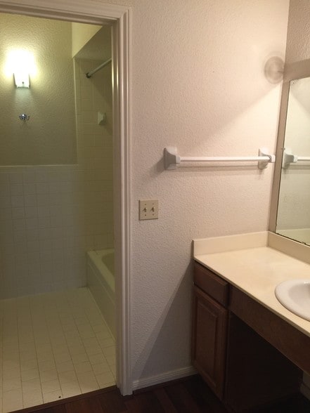 Master bath - 2400 N Braeswood Blvd