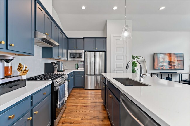 Building Photo - 671 Press St