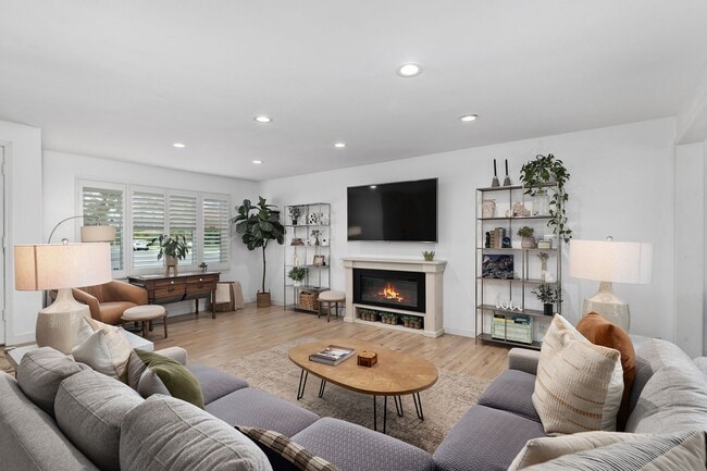 Building Photo - Stunning completely renovated home in Tustin