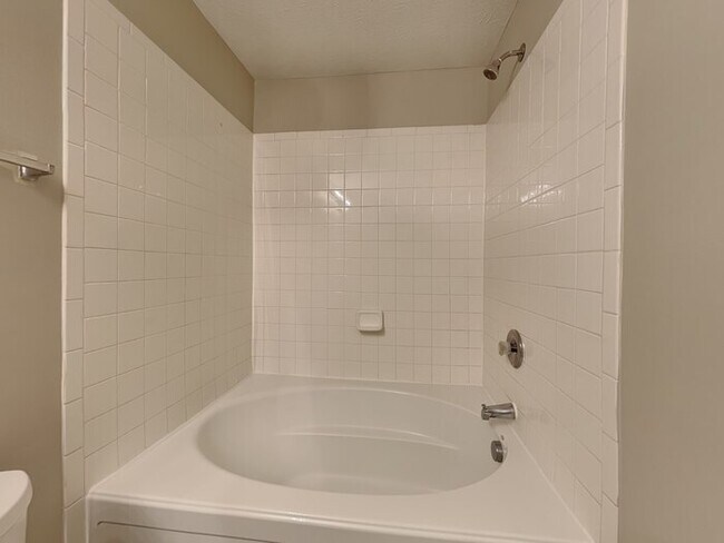 Building Photo - 4 bed 2.5 bath in Plainfield!