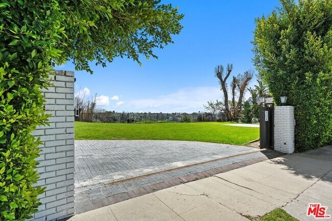 Building Photo - 400 Chautauqua Blvd
