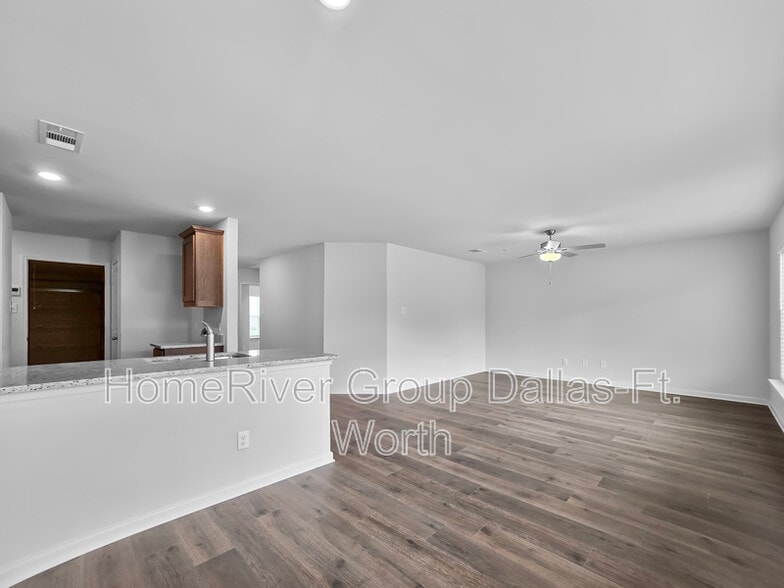 Building Photo - 427 Condie Russell Ave