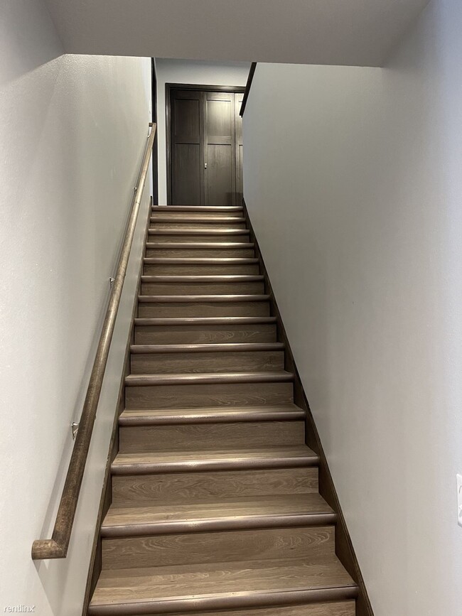 Building Photo - 4 br, 2.5 bath Townhome - Ringbaum Townhomes