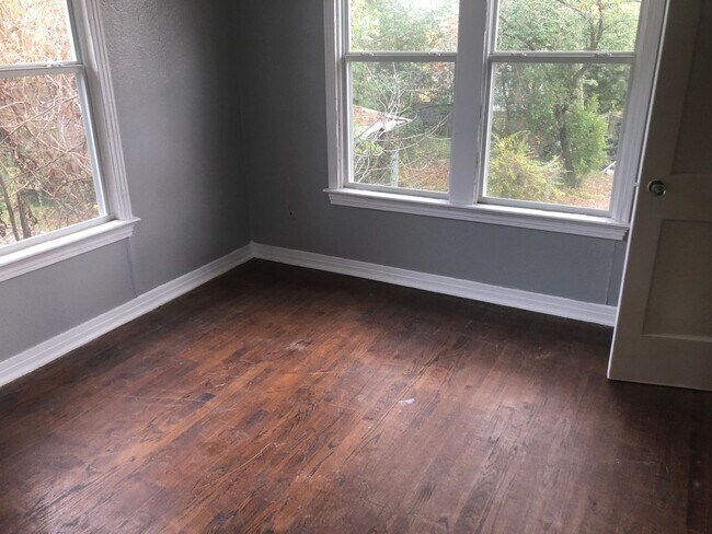 Building Photo - MUST SEE GARAGE APARTMENT