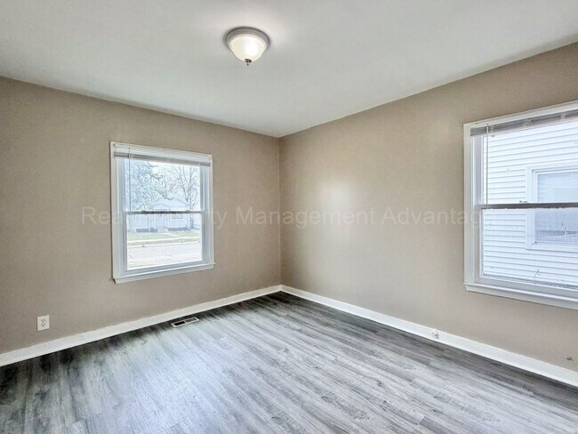 Building Photo - Newly Updated 2 Bed Ranch with Private Backyard