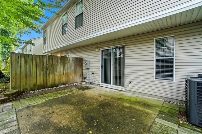 Building Photo - 716 Aylesbury Dr