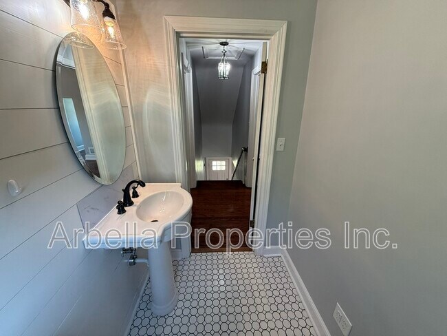 Building Photo - 1437 Valley St