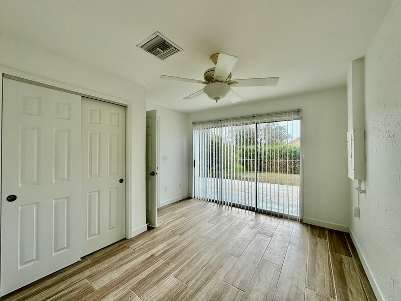 Building Photo - 4241 Tarpon Ave