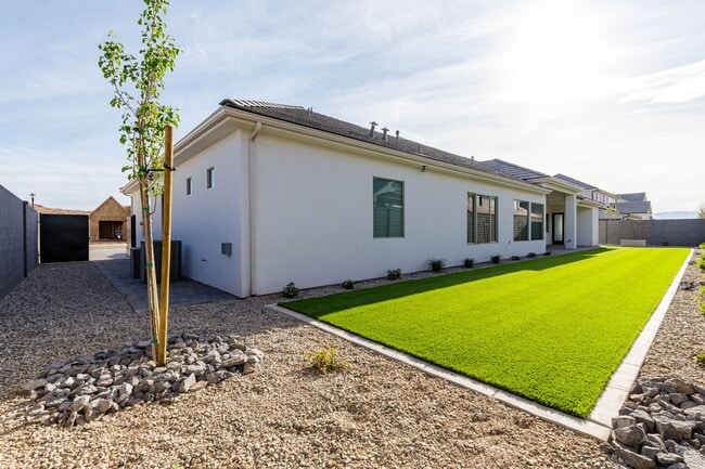 Building Photo - Beautiful single story with 4 bedrooms close to Crimson High School