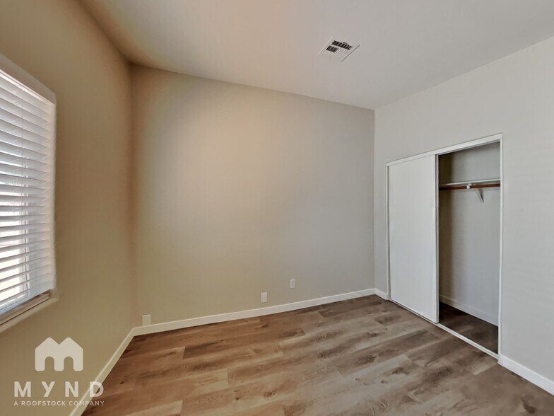 Building Photo - 423 Regal Robin Way