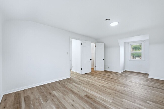 Building Photo - Freshly Updated 3BR Home with Garage & Carport