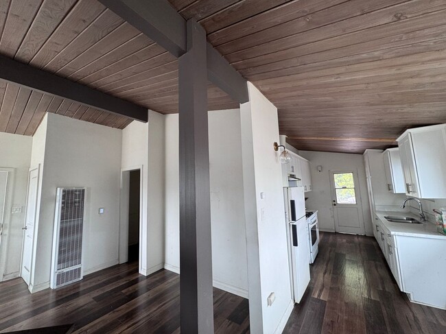 Building Photo - 4419 W Rosecrans Ave