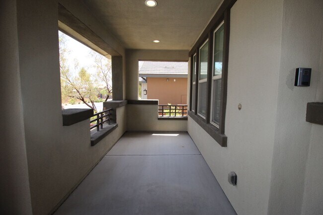Building Photo - Spacious 4BR/3.5BA Home with Loft – Prime ...